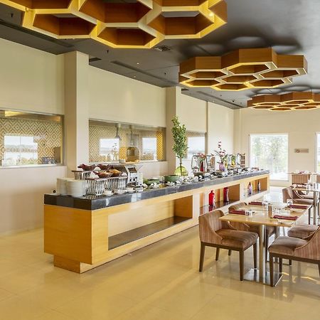 Hotel Naveen Lakeside Гублі Екстер'єр фото