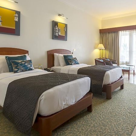 Hotel Naveen Lakeside Гублі Екстер'єр фото
