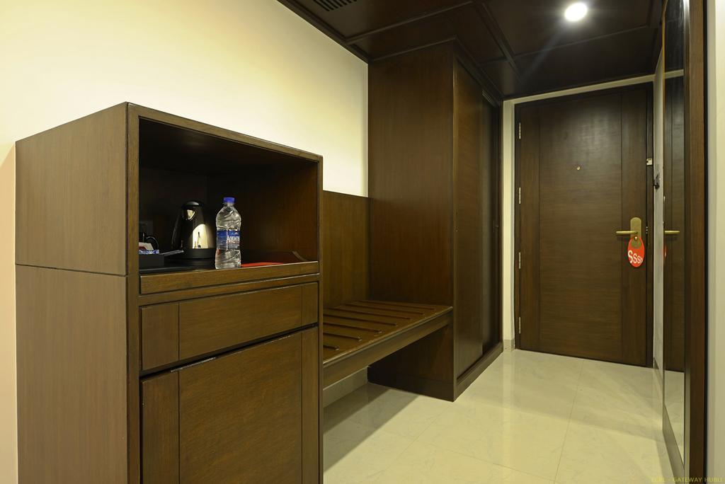 Hotel Naveen Lakeside Гублі Екстер'єр фото
