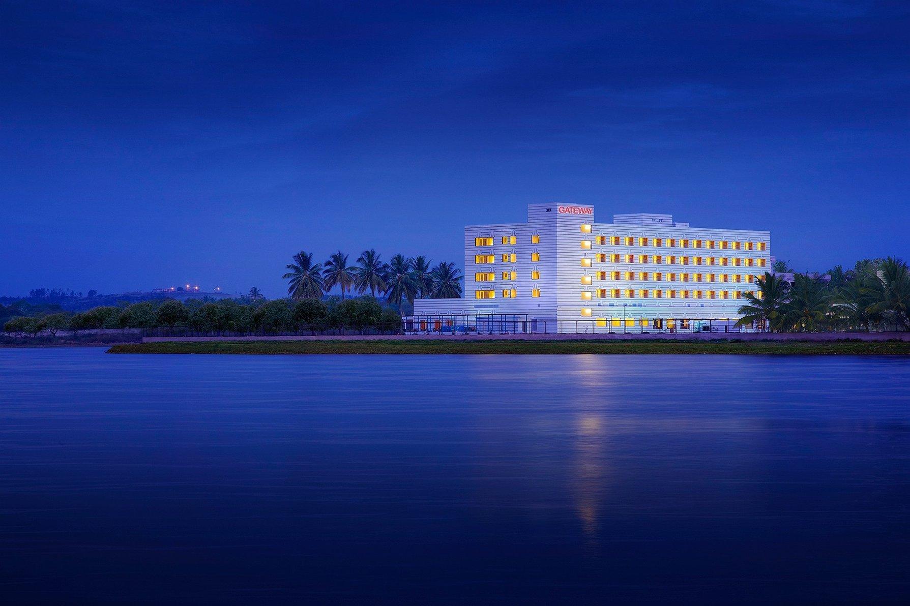 Hotel Naveen Lakeside Гублі Екстер'єр фото