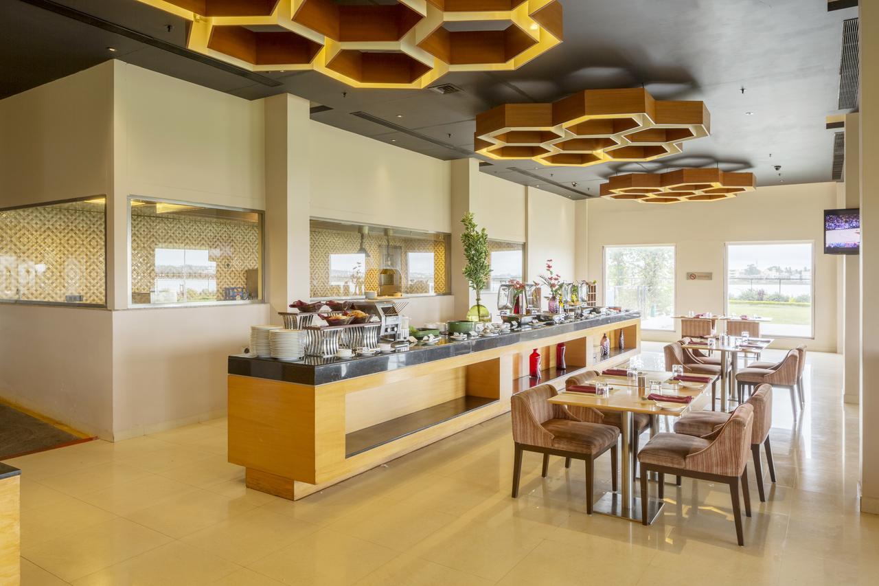 Hotel Naveen Lakeside Гублі Екстер'єр фото