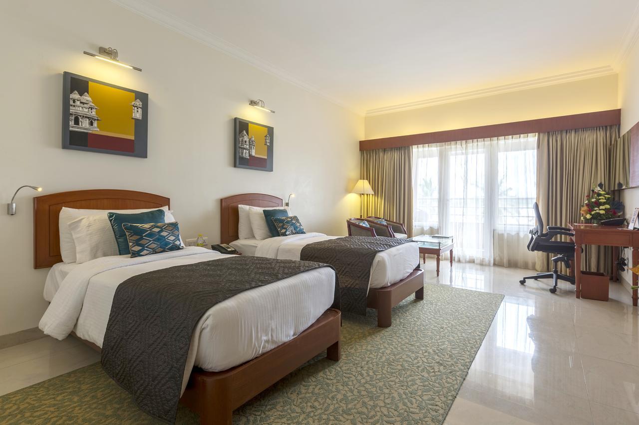 Hotel Naveen Lakeside Гублі Екстер'єр фото