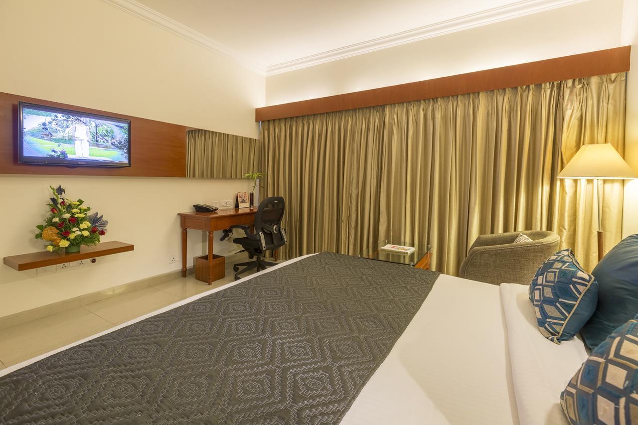 Hotel Naveen Lakeside Гублі Екстер'єр фото