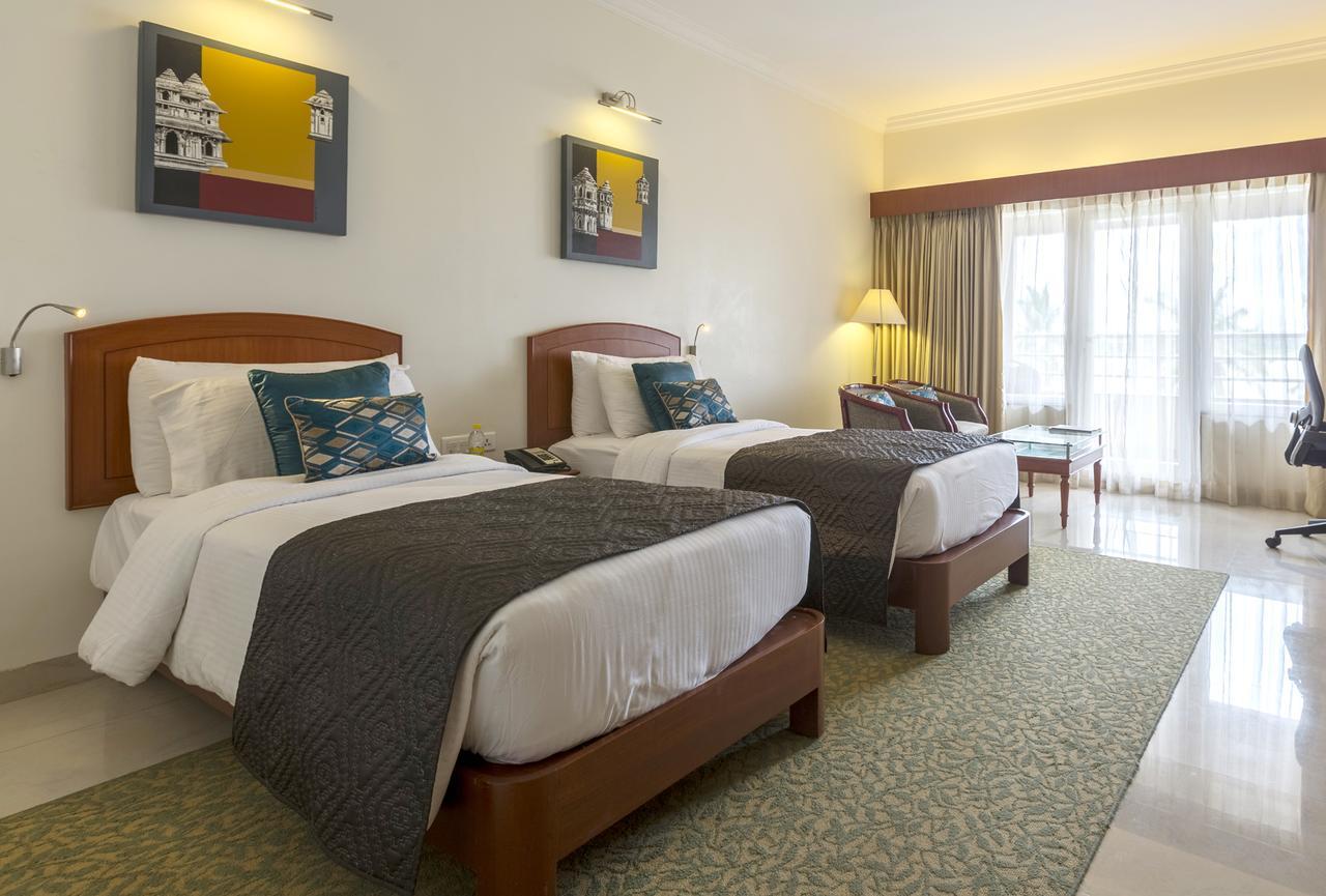 Hotel Naveen Lakeside Гублі Екстер'єр фото