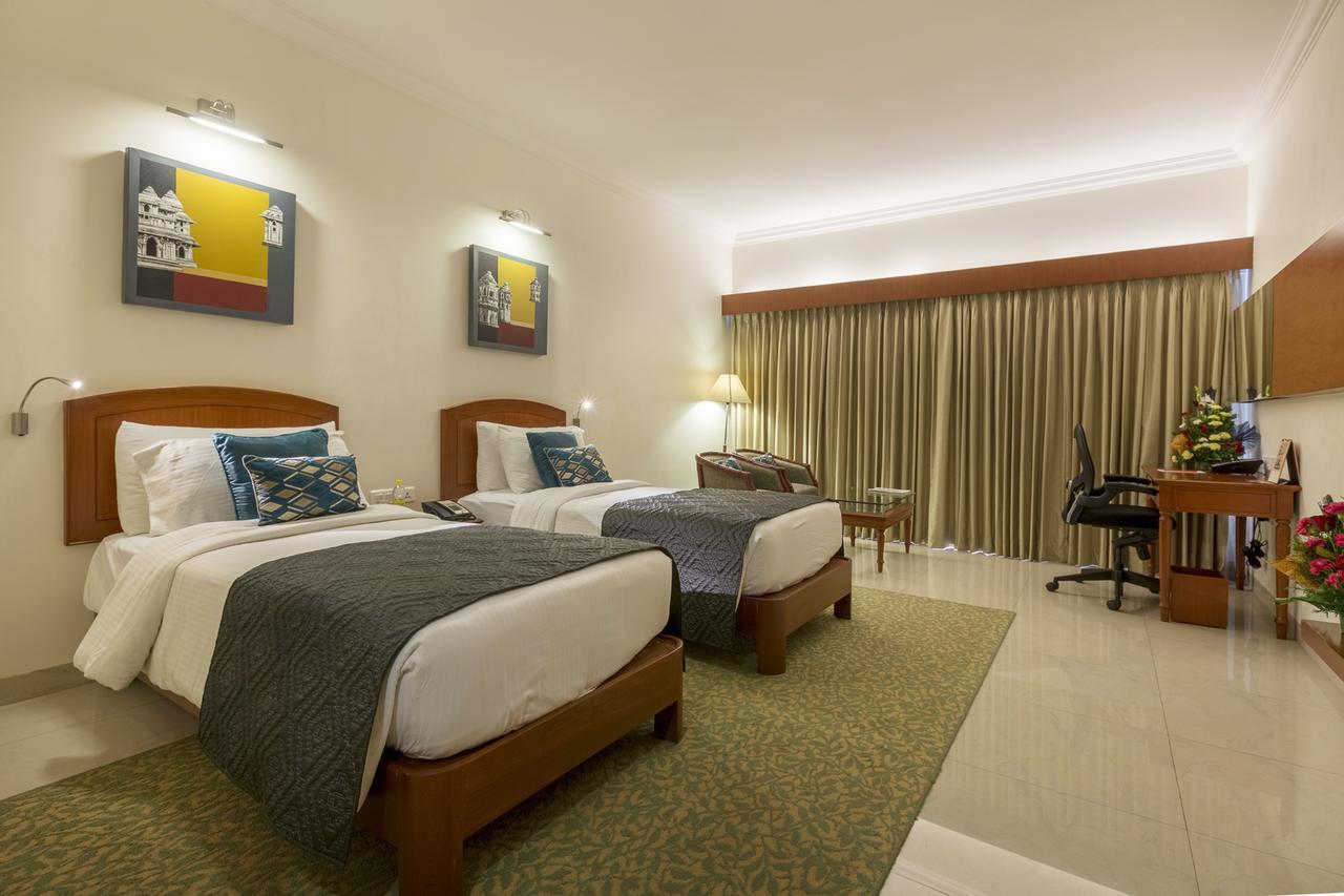 Hotel Naveen Lakeside Гублі Екстер'єр фото
