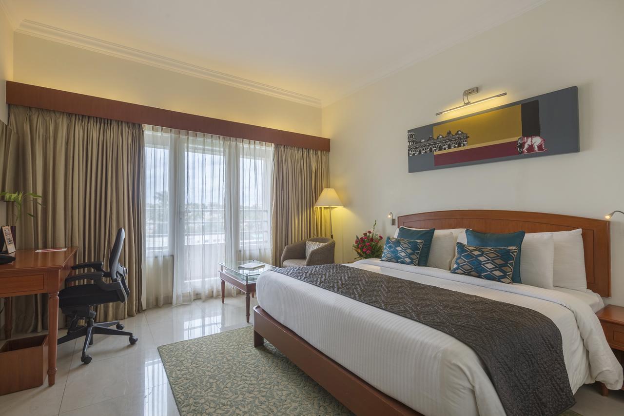 Hotel Naveen Lakeside Гублі Екстер'єр фото