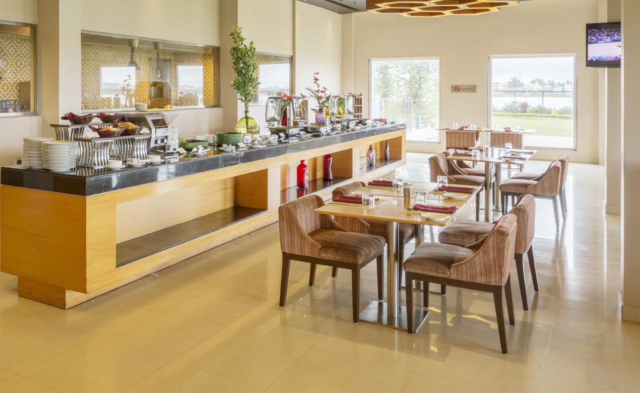 Hotel Naveen Lakeside Гублі Екстер'єр фото