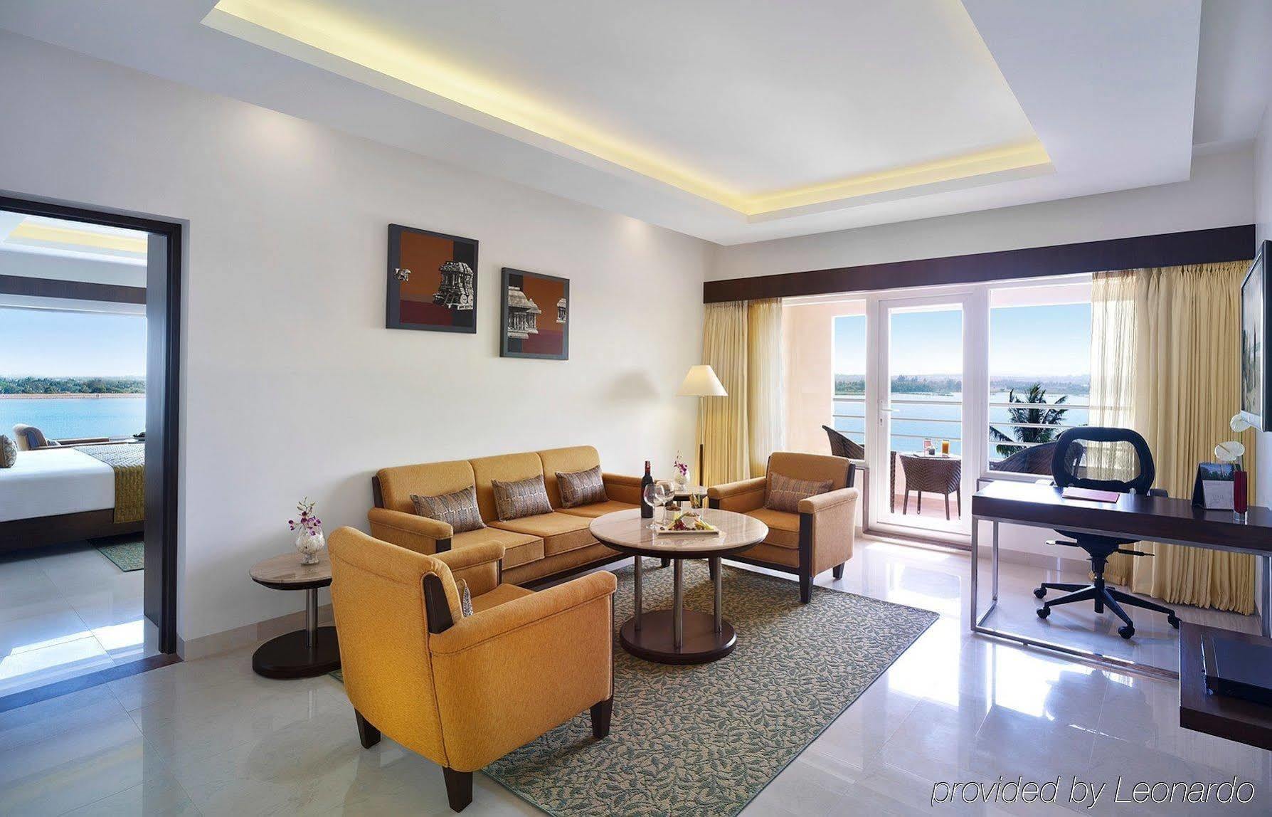 Hotel Naveen Lakeside Гублі Екстер'єр фото