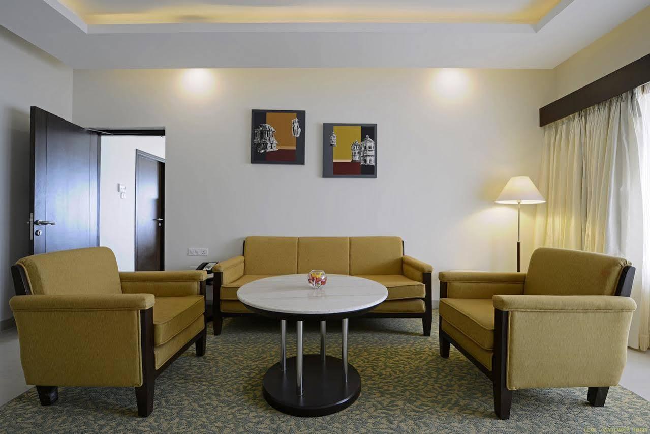 Hotel Naveen Lakeside Гублі Екстер'єр фото