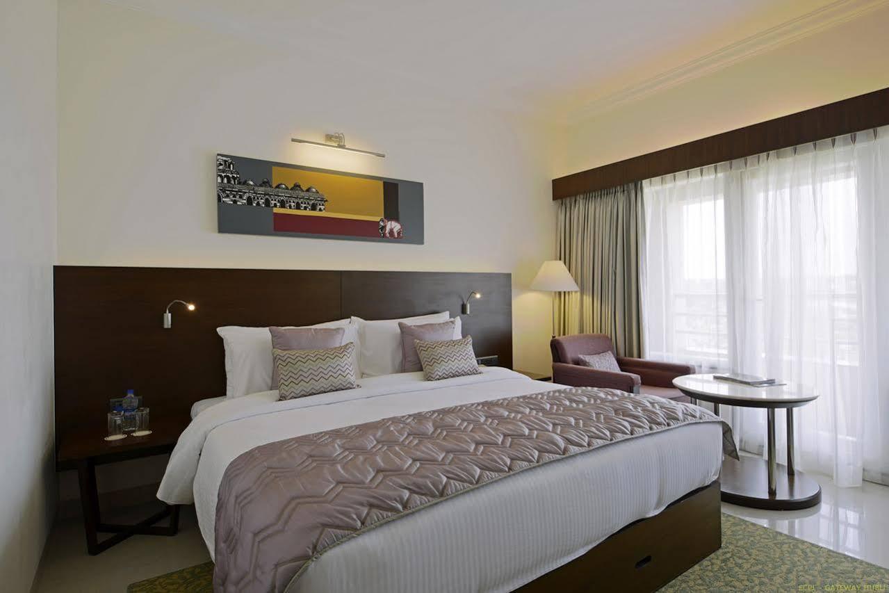 Hotel Naveen Lakeside Гублі Екстер'єр фото