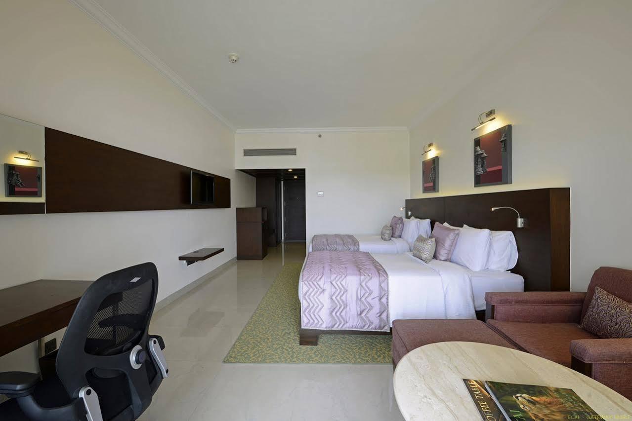 Hotel Naveen Lakeside Гублі Екстер'єр фото