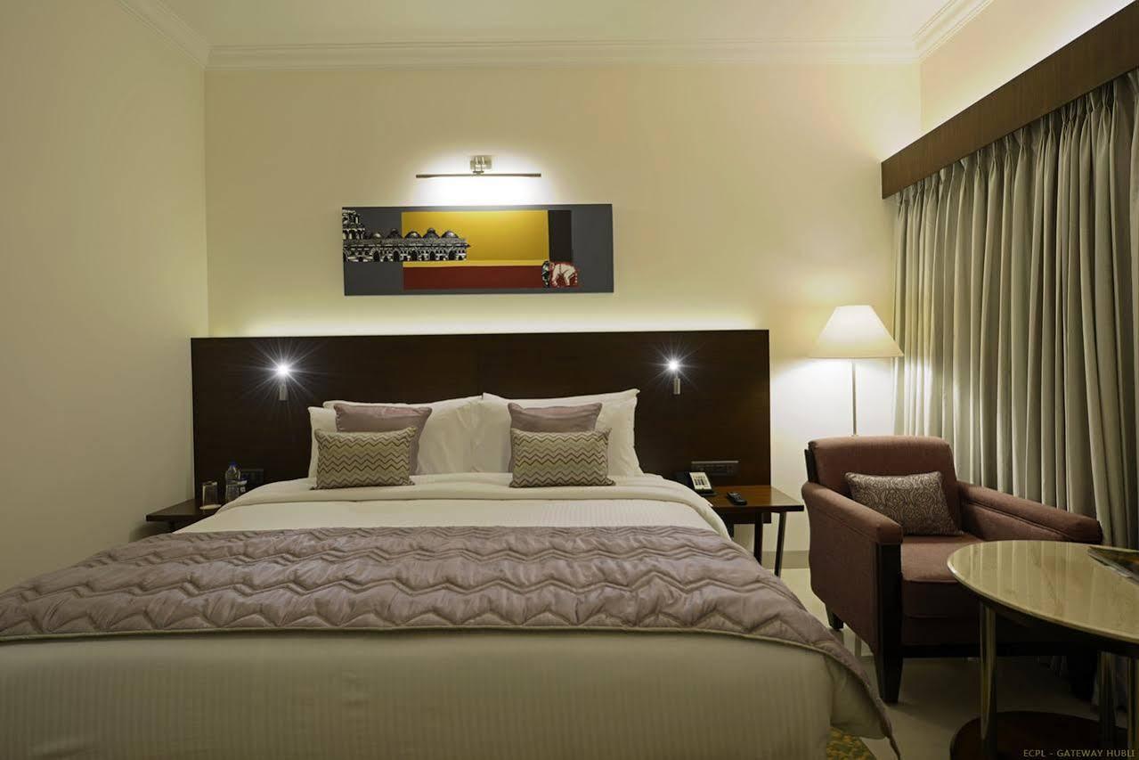 Hotel Naveen Lakeside Гублі Екстер'єр фото