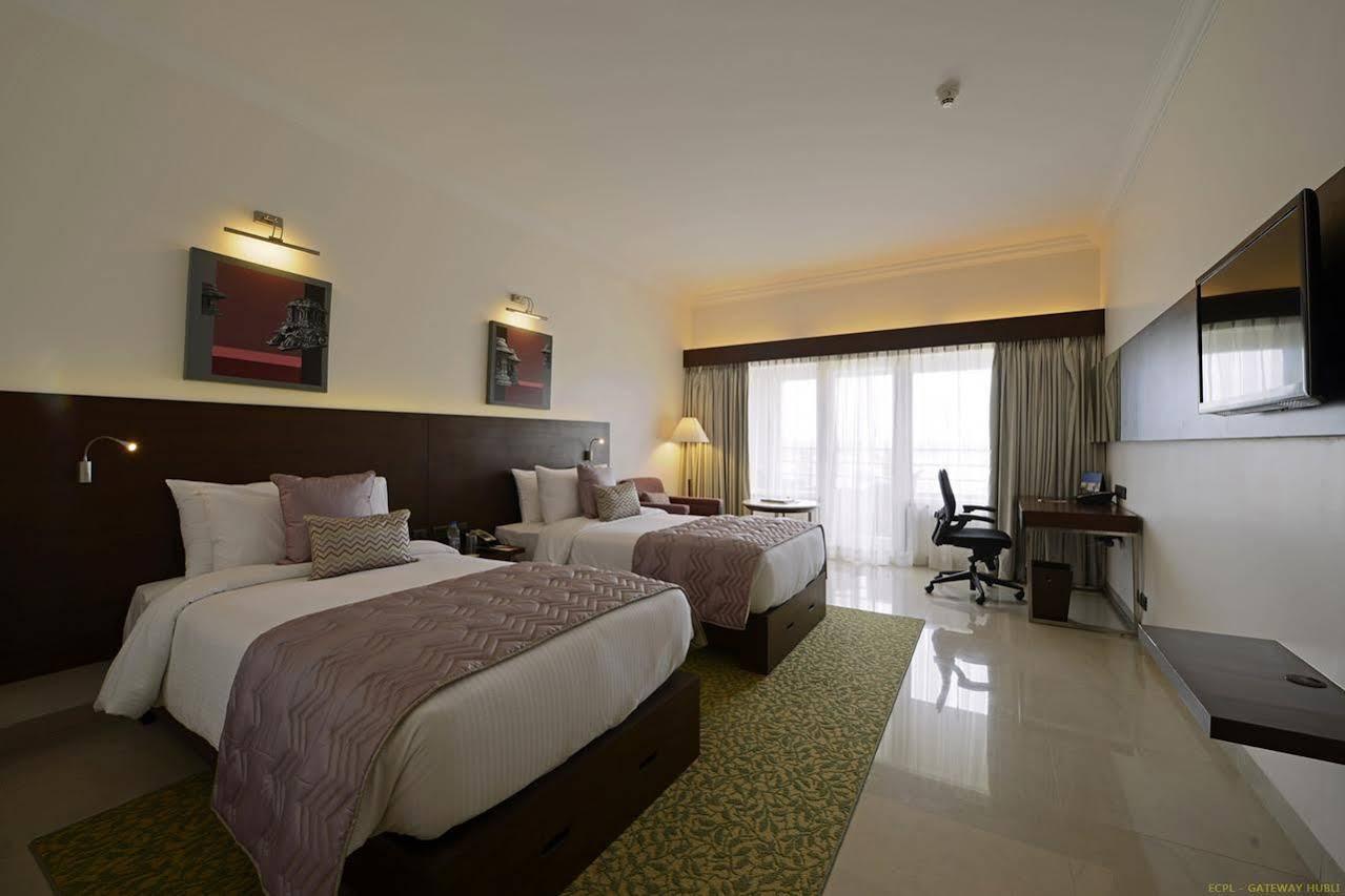 Hotel Naveen Lakeside Гублі Екстер'єр фото