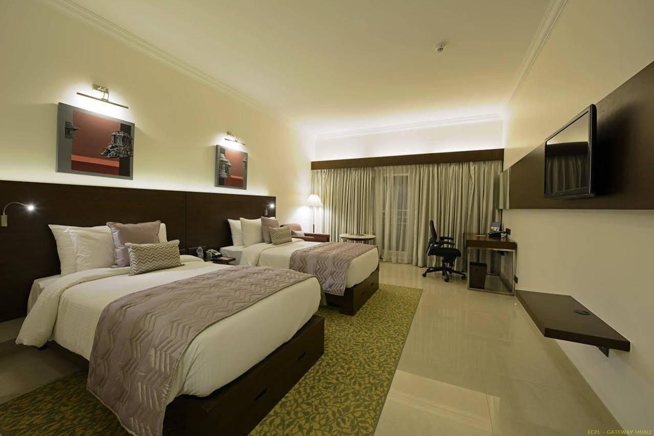 Hotel Naveen Lakeside Гублі Екстер'єр фото