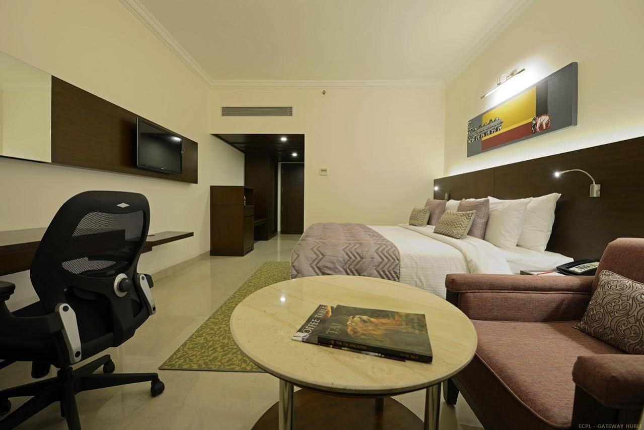 Hotel Naveen Lakeside Гублі Екстер'єр фото